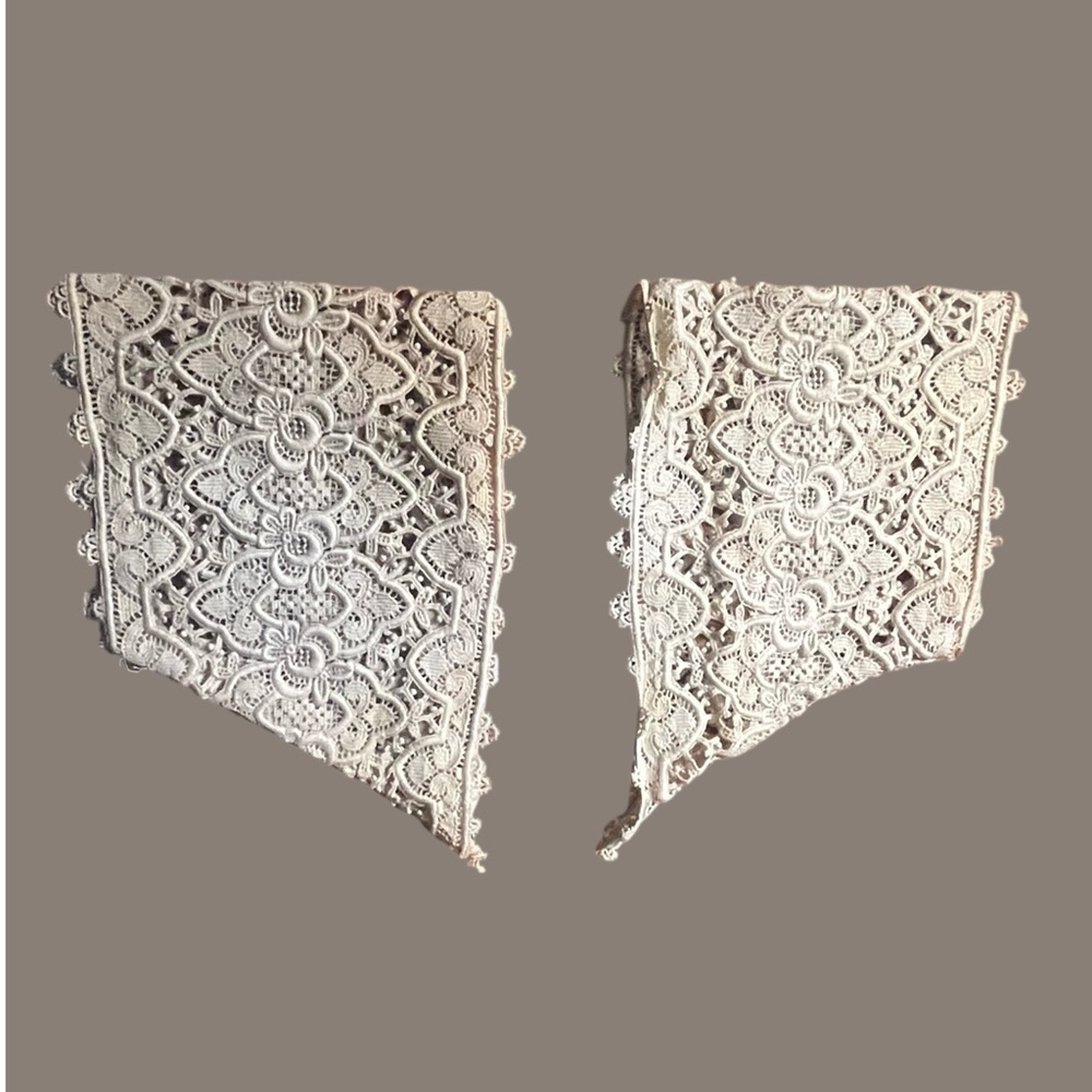 Early 19th-Century Italian Guipure Floral Bud Bobbin Lace Matching Pieces.